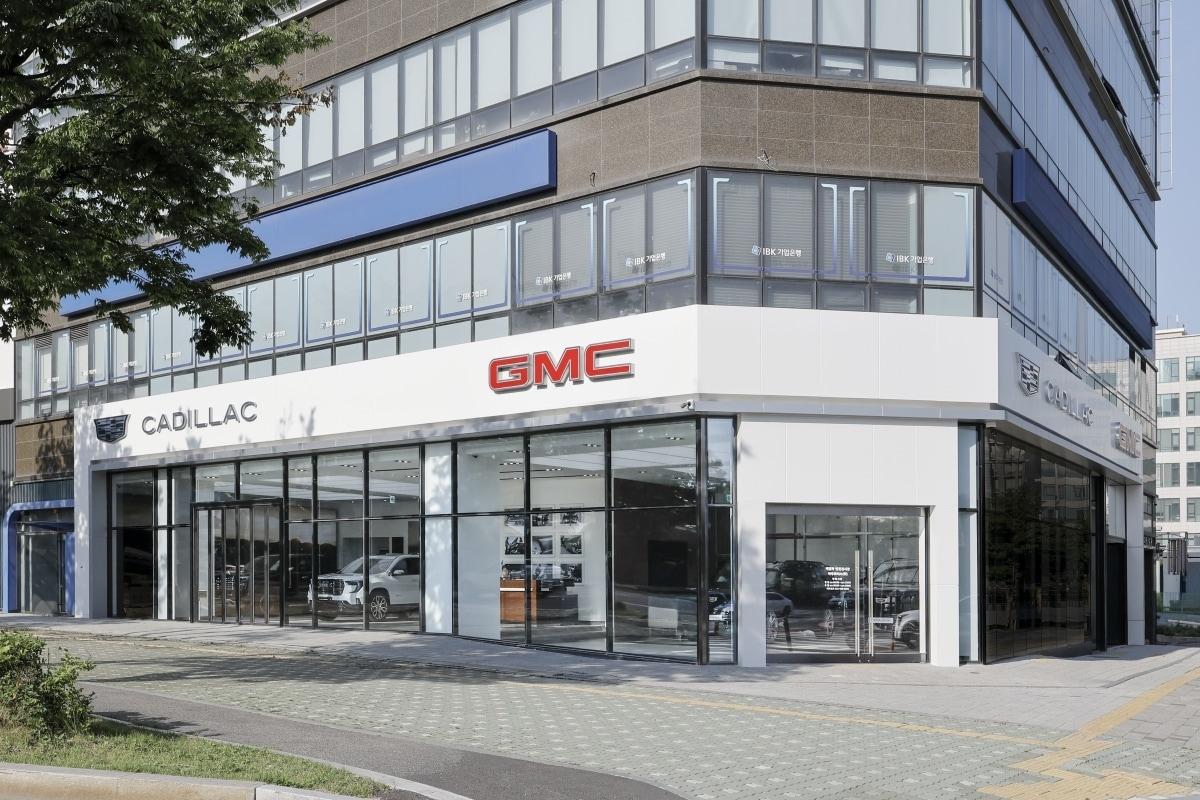 본문 이미지 - 인천 남동구 구월동에 개관한 캐딜락·GMC 전시장 전경(자료사진. GM 한국사업장 제공). 2026.5.29.