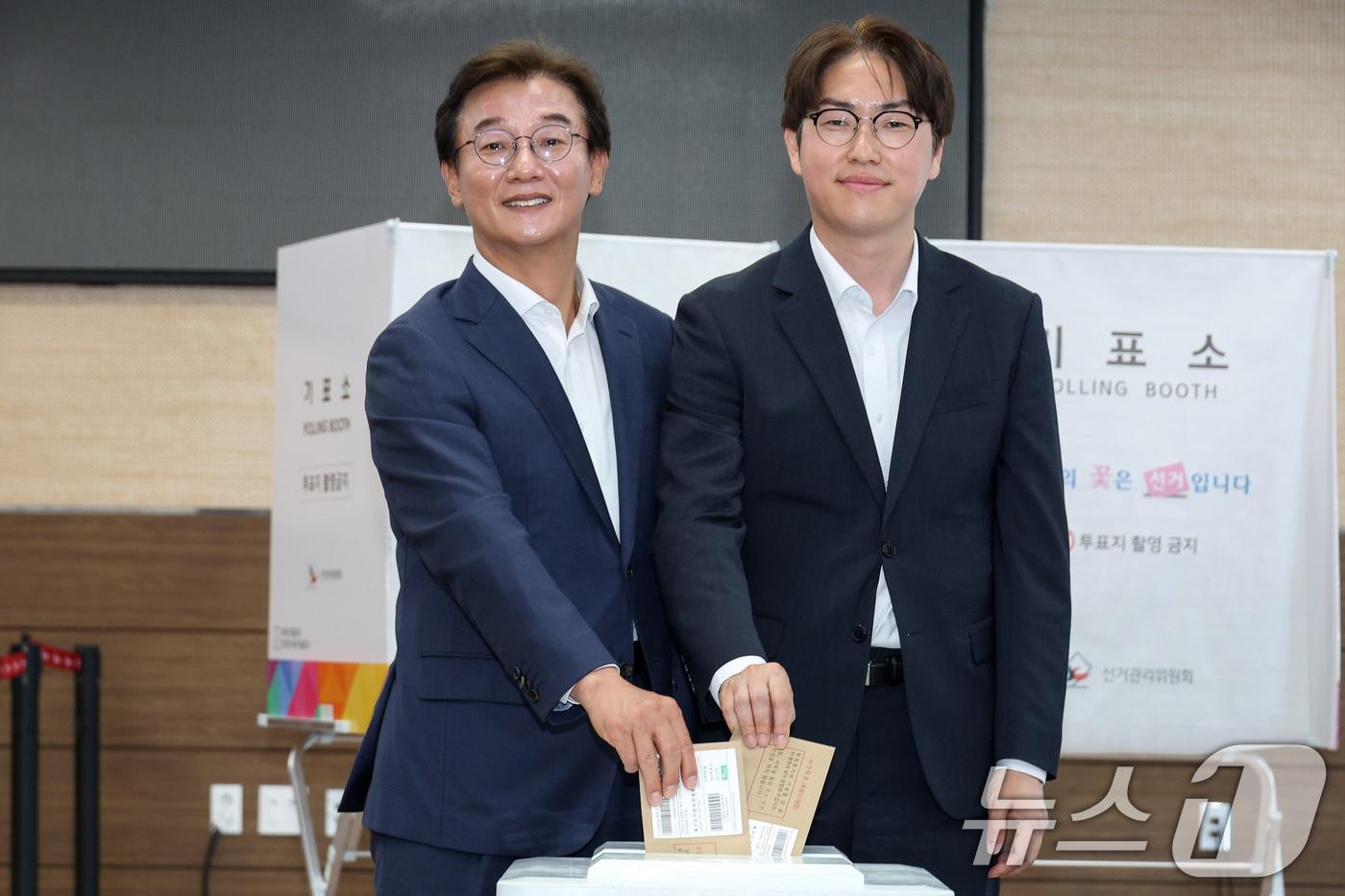 본문 이미지 - 전재수 더불어민주당 부산시장 후보(왼쪽)와 하정우 더불어민주당 부산 북구갑 국회의원 후보가 6·3 지방선거 및 국회의원 재보궐선거 사전투표 첫날인 29일 부산 북구 덕천2동행정복지센터에 마련된 사전투표소에서 투표를 하고 있다. (공동취재) 2026.5.29 ⓒ 뉴스1 윤일지 기자