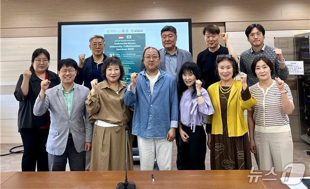 본문 이미지 - 강릉영동대학교 관계자들이 ‘2026 한국-인도네시아 대학 협력 세미나’ 참석에 앞서 성공적인 국제교류 협력 추진을 다짐하며 기념촬영을 하고 있다.(강릉영동대 제공, 재판매 및 DB 금지) 2026.5.29/뉴스1