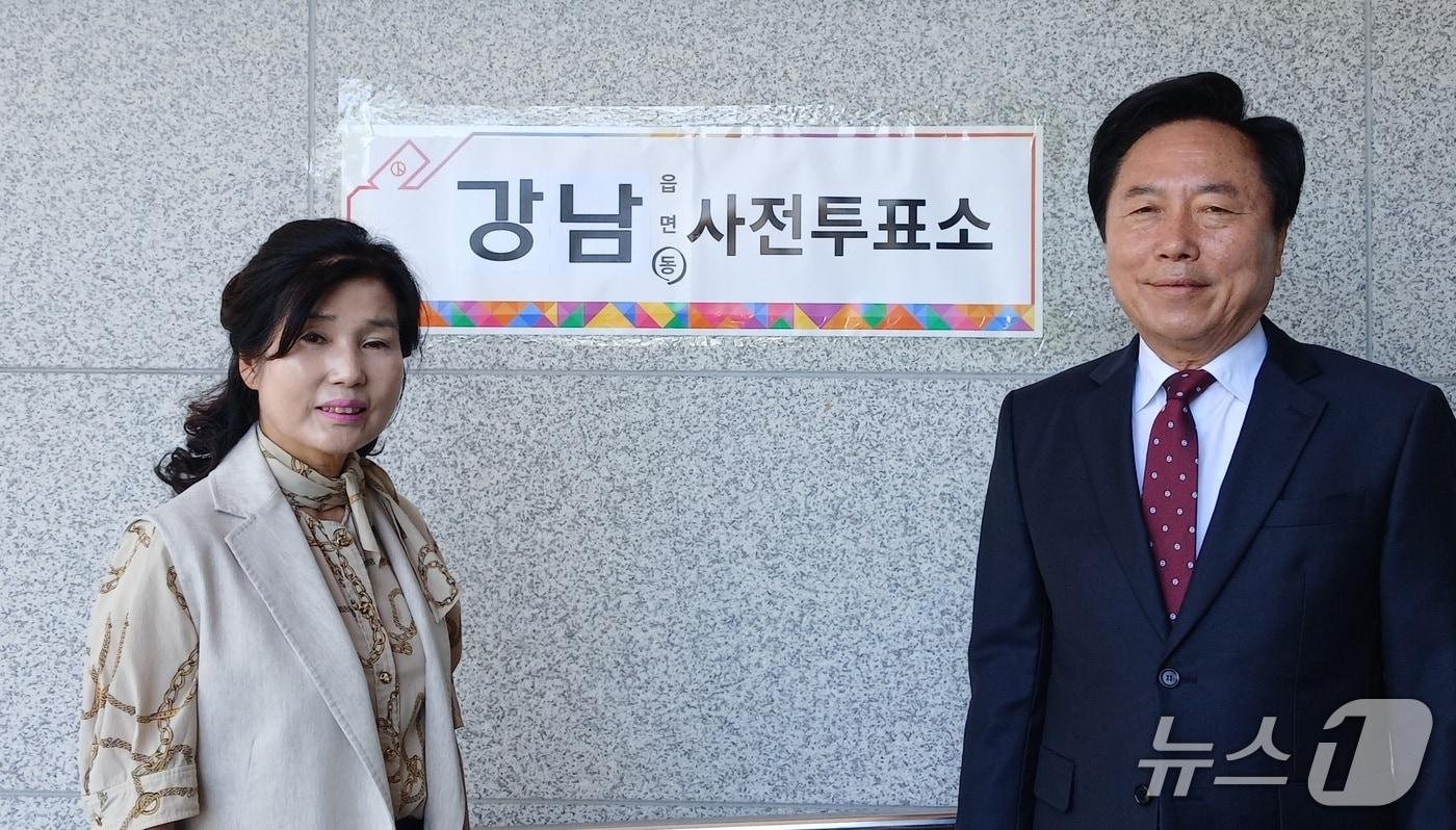 본문 이미지 - 29일 오전 9시 권기창 안동시장 후보가 배우자 황순녀 씨와 함께 안동시 강남동행정복지센터를 찾아 투표했다. (권기창 후보 제공. 재판매 및 DB 금지)2026.5.29/뉴스1