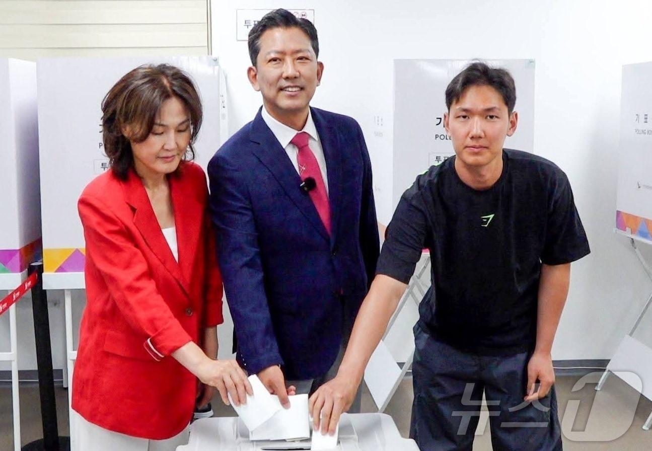 본문 이미지 - 김장호 국민의힘 구미시장 후보가 29일 송정복지센터 2층 사전투표소에서 가족과 함께 소중한 한 표를 행사하고 있다.(김장호 캠프 제공. 재판매 및 DB금지) ⓒ 뉴스1 정우용 기자
