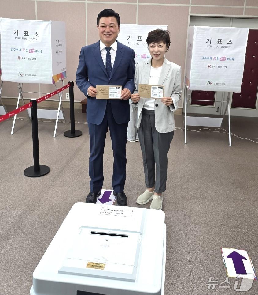 본문 이미지 - 사전투표 첫날인 29일 오전 더불어민주당 신용한 충북지사 후보와 부인 이채영 씨가 보은읍행정복지센터에 마련된 투표소에서 투표하고 있다.(공동취재단. 재판매 및 DB금지)/뉴스1