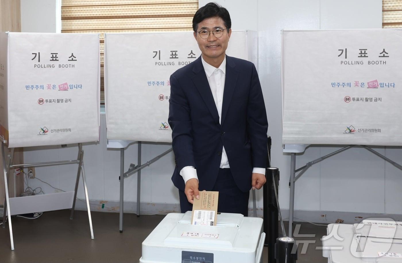 본문 이미지 - 이원택 더불어민주당 전북도지사 후보가 29일 전북 전주시 우아1동 주민센터에 마련된 사전투표소를 찾아 사전투표를 하고 있다. 2026.5.29 ⓒ 뉴스1 유경석 기자