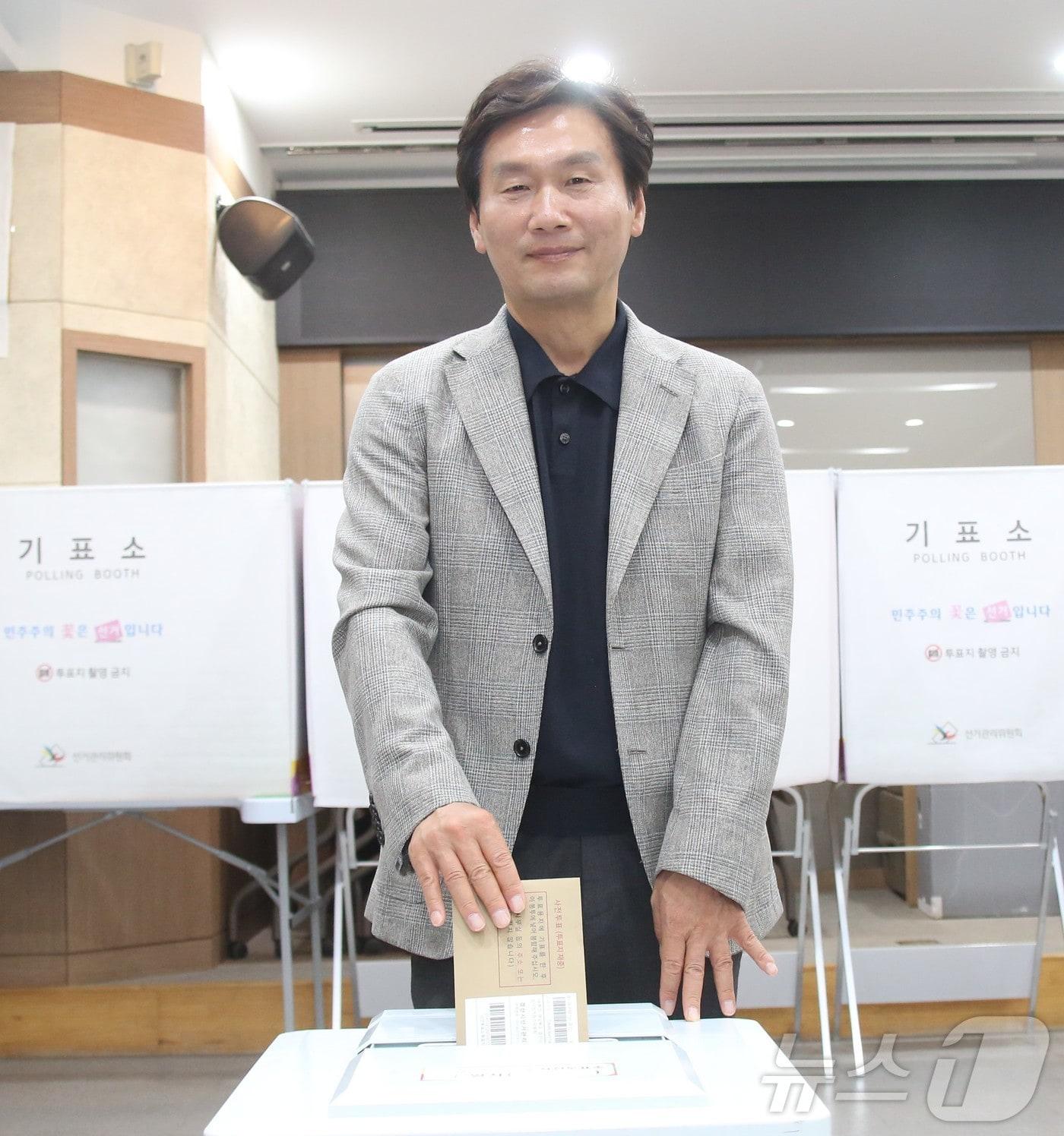 본문 이미지 - 조현일 국민의힘 경북 경산시장 후보가 29일 경산시청에 마련된 사전투표소에서 소중한 한표를 행사하고 있다. (조현일 캠프 제공. 재판매 및 DB금지) ⓒ 뉴스1 정우용 기자