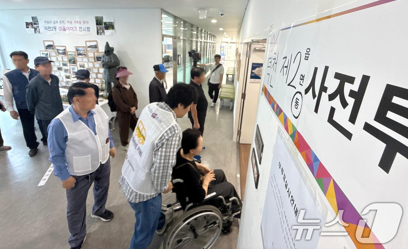 본문 이미지 - 6·3 지방선거 및 국회의원 재보궐선거 사전투표 첫날인 29일 부산 북구 덕천2동행정복지센터에 마련된 사전투표소에서 유권자들이 투표를 하기 위해 줄을 서 있다. (공동취재) 2026.5.29 ⓒ 뉴스1 윤일지 기자