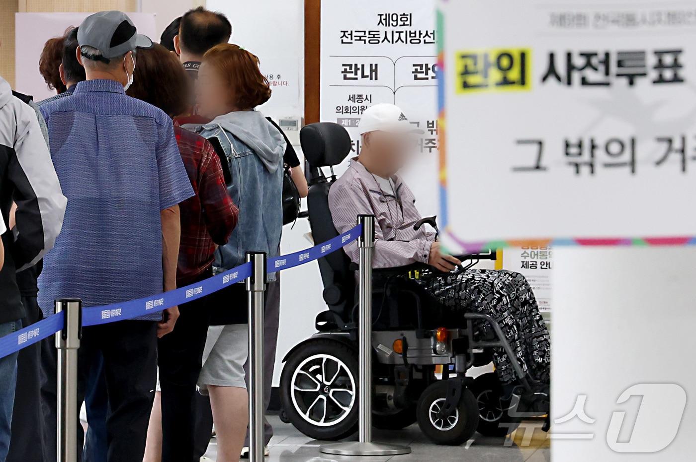 본문 이미지 - 6·3 지방선거 및 국회의원 재보궐선거 사전투표 첫날인 29일 세종시 조치원읍 행정복지센터에서 줄을 서서 유권자들이 투표하며 몸이 불편하신 어르신도 소중한 한표 행사를 위해 투표장을에 들어가고 있다. 2026.5.29 ⓒ 뉴스1 김기남 기자