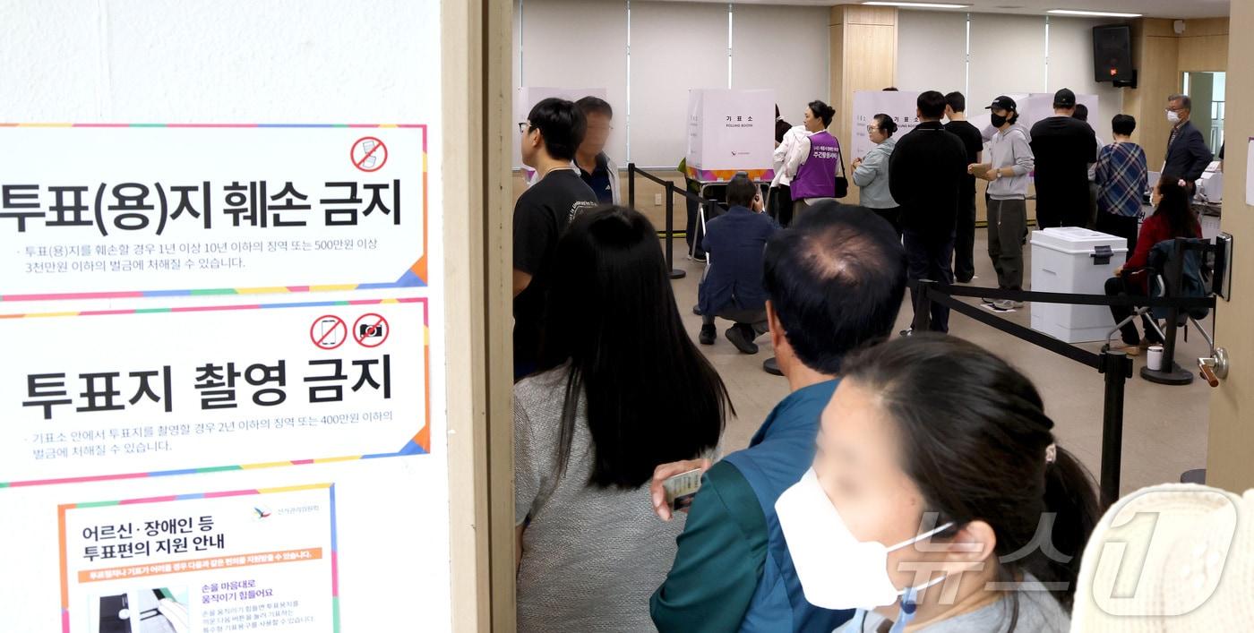 본문 이미지 - 6·3 지방선거 및 국회의원 재보궐선거 사전투표 첫날인 29일 세종시 조치원읍 행정복지센터에서 유권자들이 줄을 지어 사전투표를 하고 있다. 2026.5.29 ⓒ 뉴스1 김기남 기자
