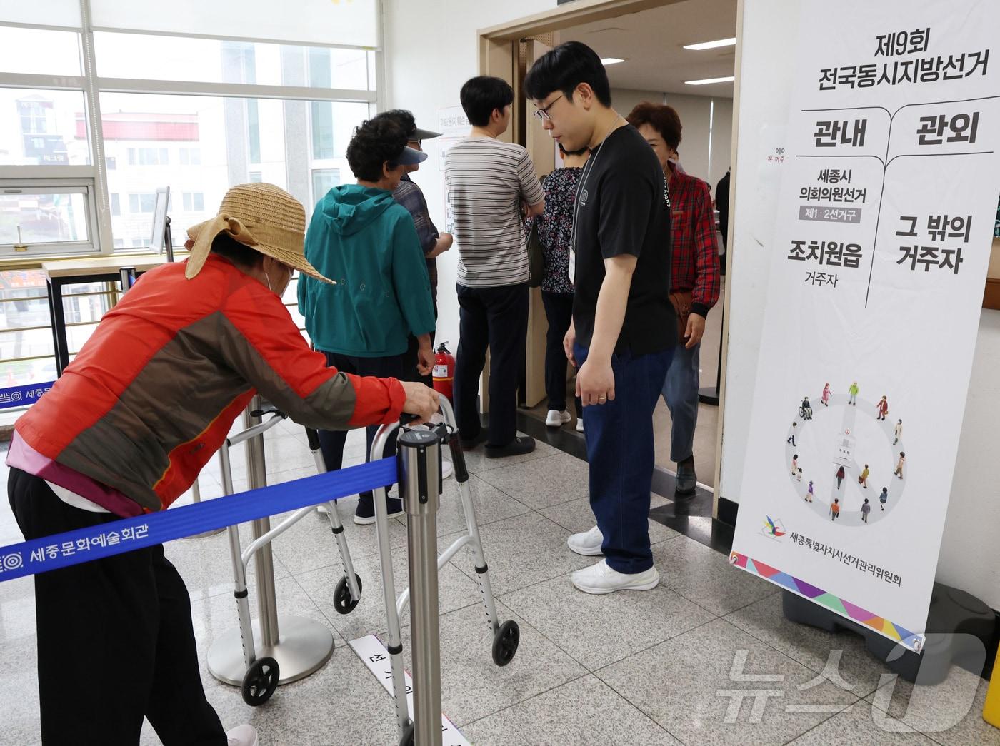 본문 이미지 - 6·3 지방선거 및 국회의원 재보궐선거 사전투표 첫날인 29일 세종시 조치원읍 행정복지센터에서 몸이 불편하신 어르신이 소중한 한표 행사를 위해 투표장으로 들어가고 있다. 2026.5.29 ⓒ 뉴스1 김기남 기자