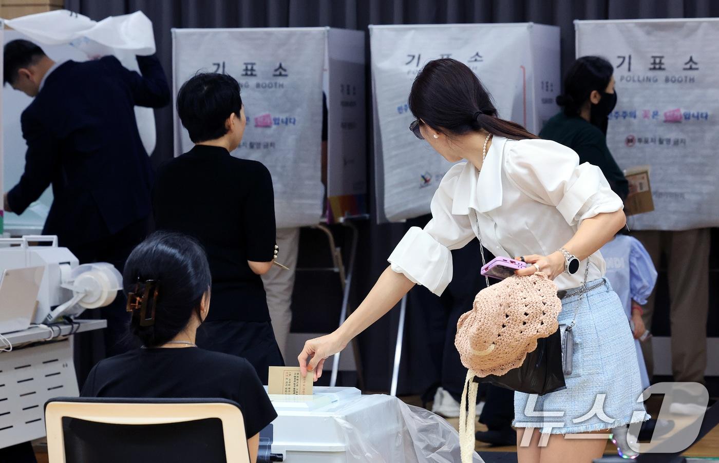 본문 이미지 - 전국동시지방선거 사전투표 첫날인 29일 서울 영등포구 사전투표소인 여의동주민센터에서 유권자들이 투표를 하고 있다. ⓒ 뉴스1 이호윤 기자