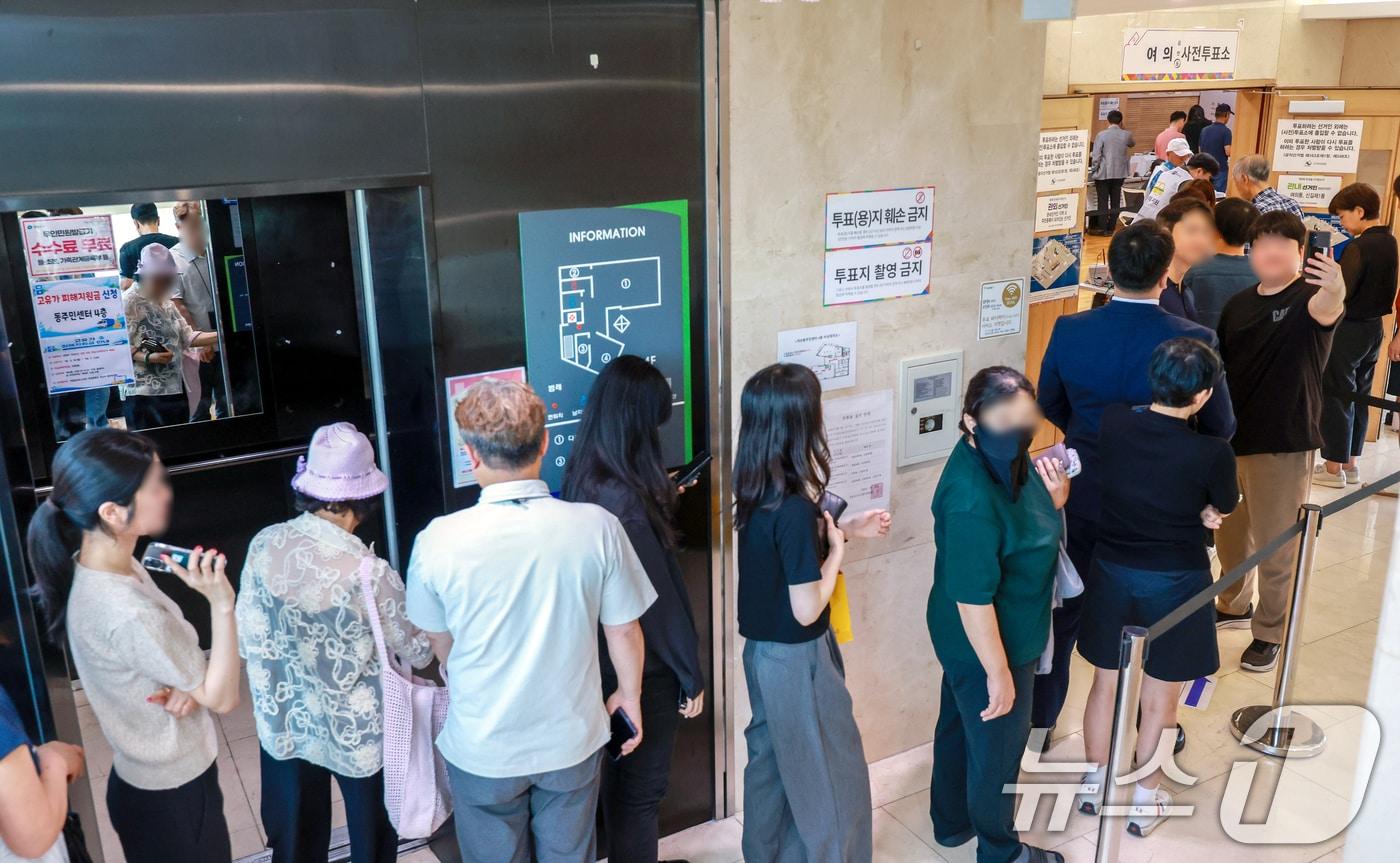 본문 이미지 - 전국동시지방선거 사전투표 첫날인 29일 서울 영등포구 사전투표소인 여의동주민센터에서 유권자들이 사전투표를 하기 위해 줄을 서고 있다. 2026.5.29 ⓒ 뉴스1 이호윤 기자