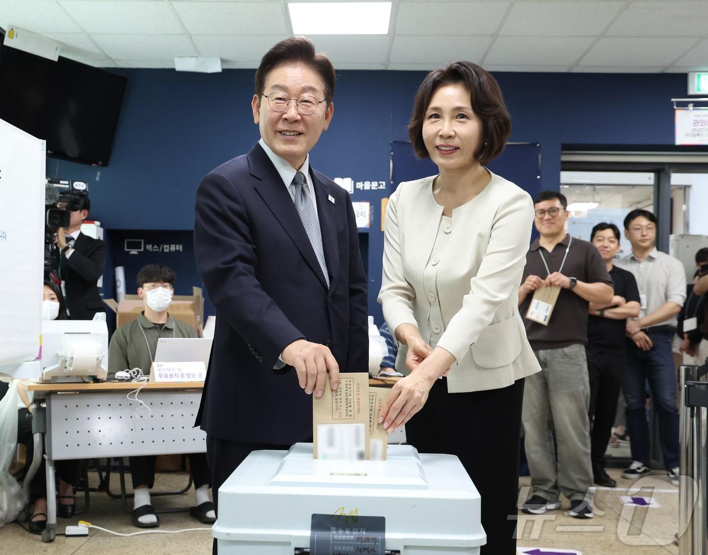 본문 이미지 - 이재명 대통령과 김혜경 여사가 제9회 전국동시지방선거 사전투표 첫날인 29일 서울 삼청동 주민센터에 마련된 사전투표소에서 투표하고 있다. 2026.5.29 ⓒ 뉴스1 허경 기자