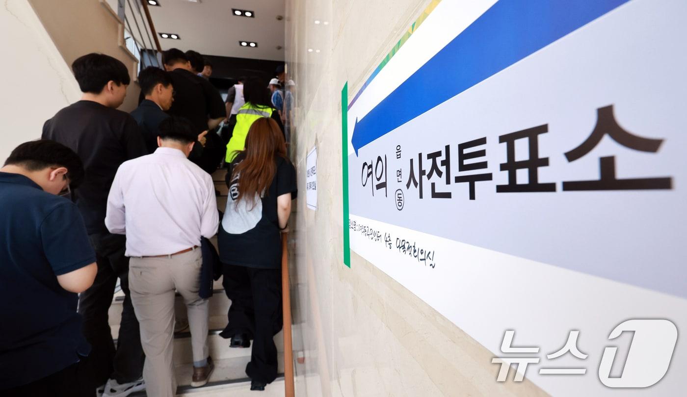 본문 이미지 - 전국동시지방선거 사전투표 첫날인 29일 서울 영등포구 사전투표소인 여의동주민센터에서 유권자들이 사전투표를 하기 위해 줄을 서고 있다. ⓒ 뉴스1 이호윤 기자