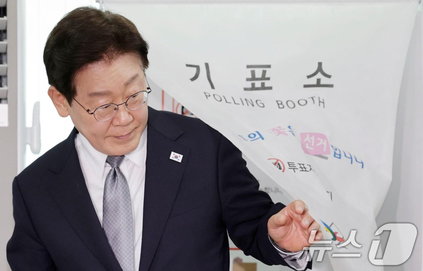 본문 이미지 - 이재명 대통령과 김혜경 여사가 제9회 전국동시지방선거 사전투표 첫날인 29일 서울 삼청동 주민센터에 마련된 사전투표소에서 기표 후 기표소를 나서고 있다. 2026.5.29 ⓒ 뉴스1 허경 기자