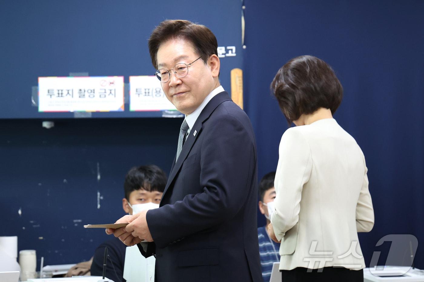 본문 이미지 - 이재명 대통령과 김혜경 여사가 제9회 전국동시지방선거 사전투표 첫날인 29일 서울 삼청동 주민센터에 마련된 사전투표소에서 투표를 하기 위해 입장하고 있다. 2026.5.29 ⓒ 뉴스1 허경 기자