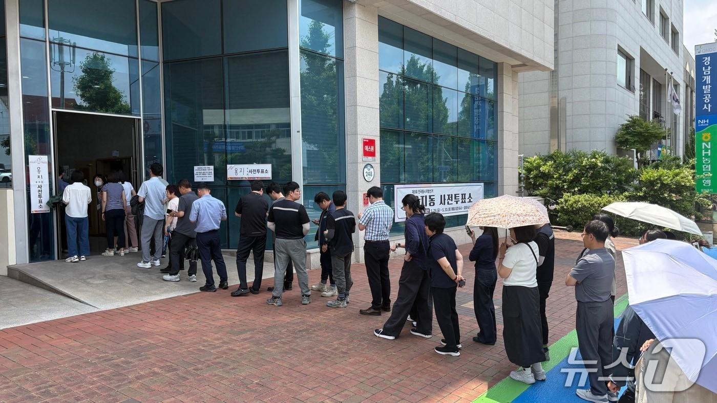 본문 이미지 - 6.3지방선거 사전투표 첫날인 29일 경남 창원시 경남연구원 1층에 마련된 용지동 사전투표소 앞에 유권자들이 투표를 하기 위해 길게 줄을 서고 있다.2026.5.29/뉴스1 강정태 기자