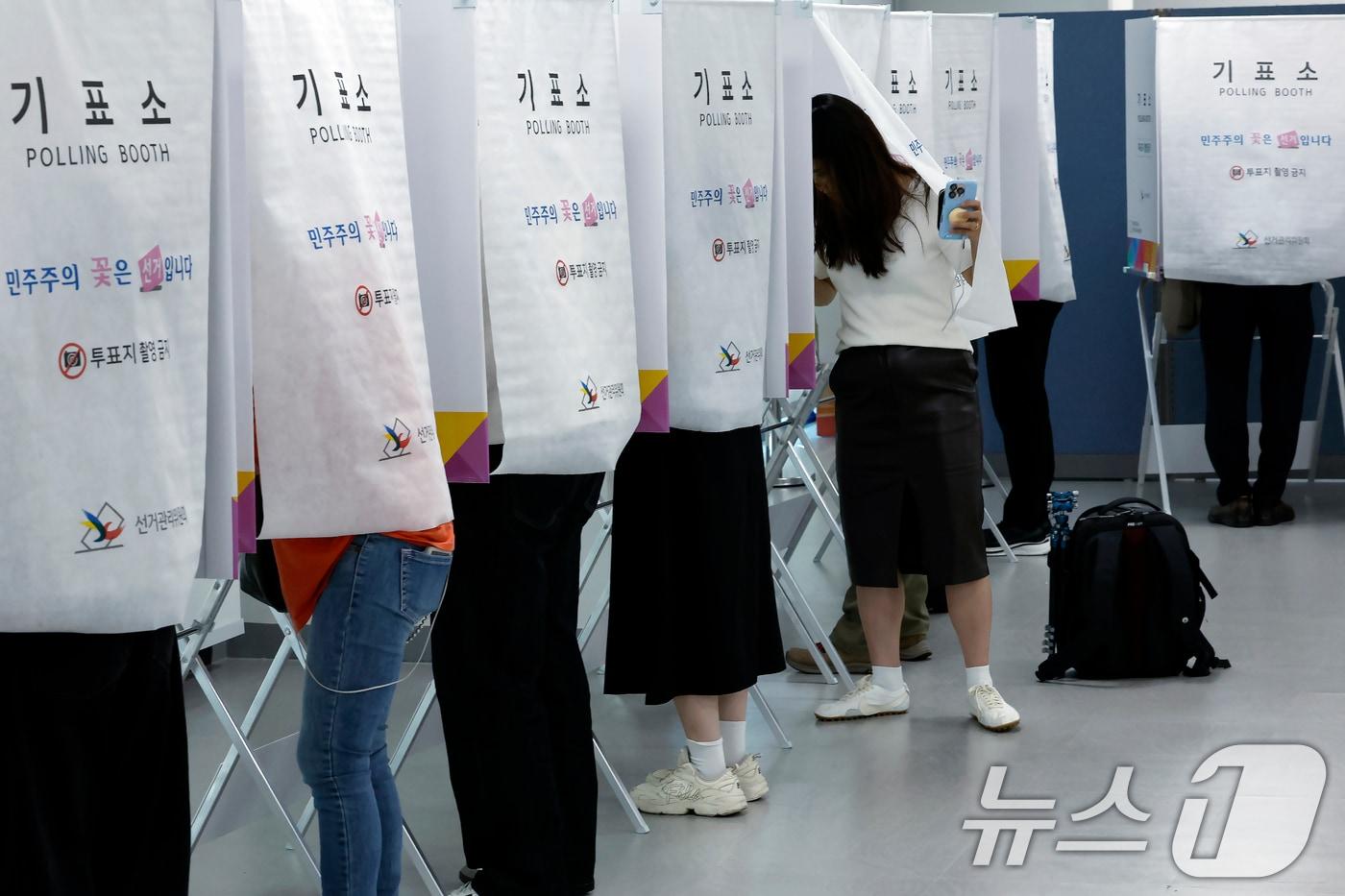 본문 이미지 - 제9회 전국동시지방선거 사전 투표 첫날인 29일 낮 서울시 중구 소공동 행정복합청사에 마련된 소공동 사전투표소에 점심시간을 이용해 방문한 유권자들이 소중한 한 표를 행사하고 있다. 2026.5.29 ⓒ 뉴스1 박정호 기자