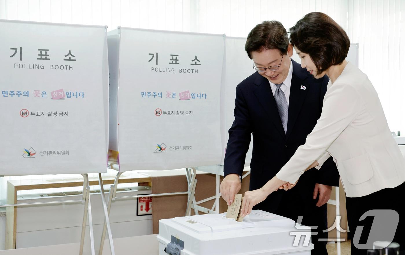 본문 이미지 - 이재명 대통령과 김혜경 여사가 제9회 전국동시지방선거 사전투표 첫날인 29일 서울 삼청동 주민센터에 마련된 사전투표소에서 투표하고 있다. 2026.5.29 ⓒ 뉴스1 허경 기자