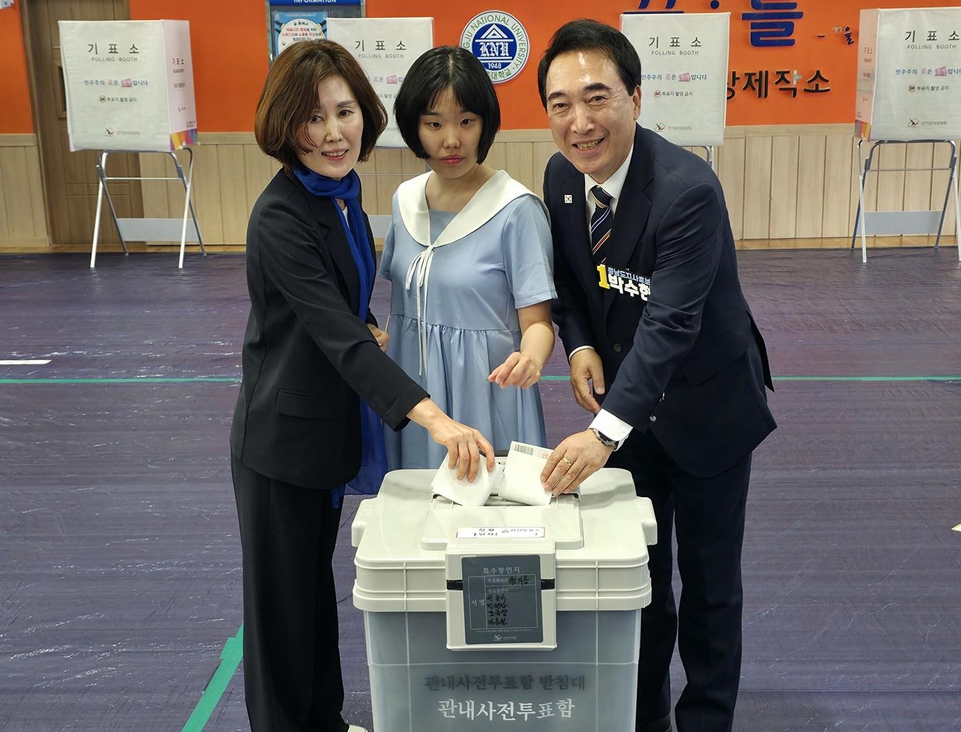 본문 이미지 -  박수현 더불어민주당 충남지사 후보가 공주대학교 사전투표소에서 자신의 부인·딸과 함께 투표하고 있다.(선거캠프 제공. 재판매 및 DB금지)/뉴스1