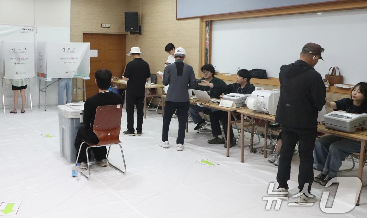 본문 이미지 - 6·3 지방선거 사전투표일인 29일 울산 남구 신정2동 행정복지센터에 마련된 사전투표소에서 유권자들이 투표를 하고 있다. 2026.5.29 ⓒ 뉴스1 조민주 기자