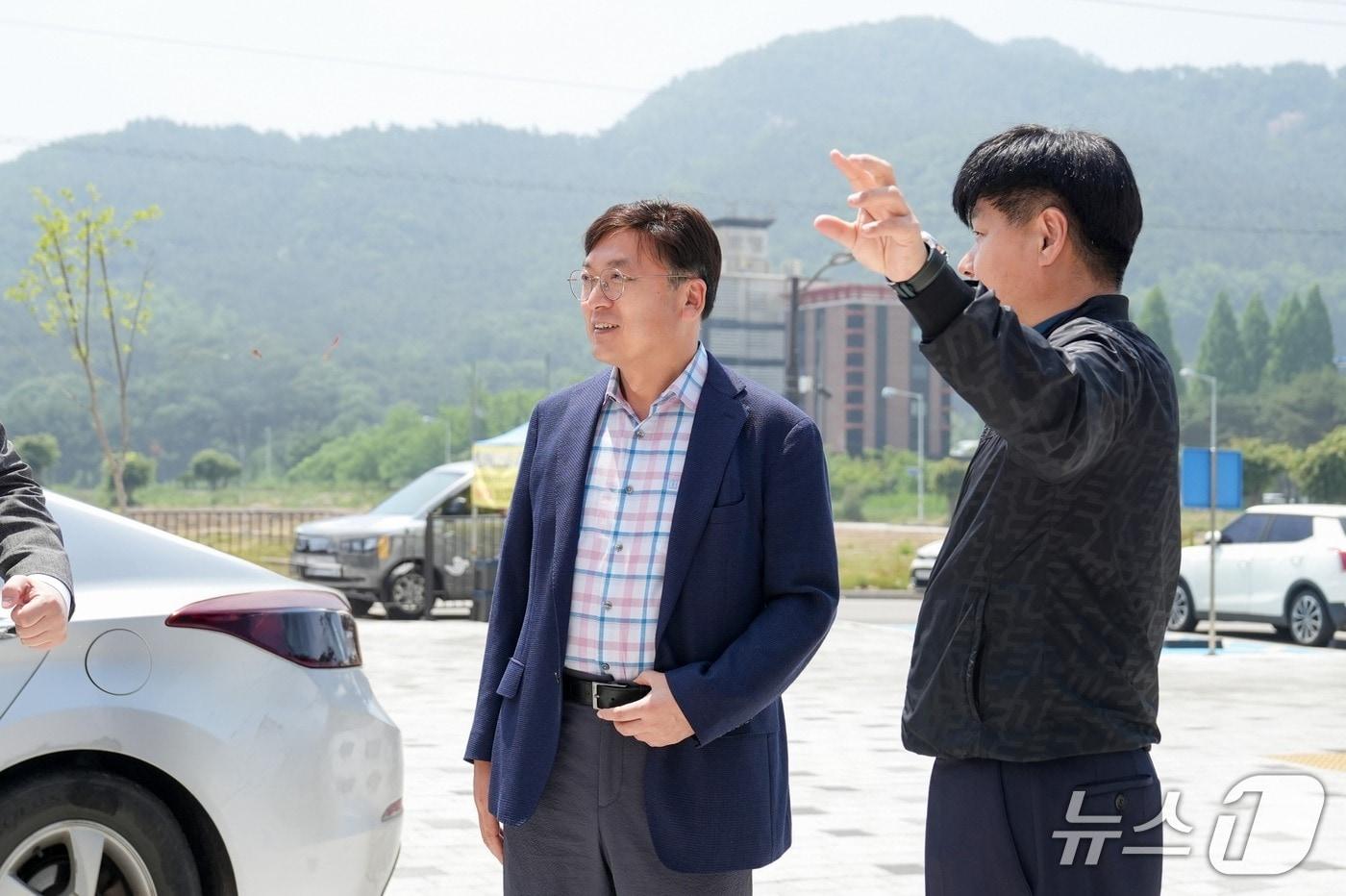 본문 이미지 - 김호승 충남경찰청장이 6·3 지방선거 사전투표 첫날인 29일 예산 덕산면의 한 사전투표소를 방문해 현장 관계자로부터 보고 받고 있다. (충남경찰청 제공, 재판매 및 DB금지) / 뉴스1