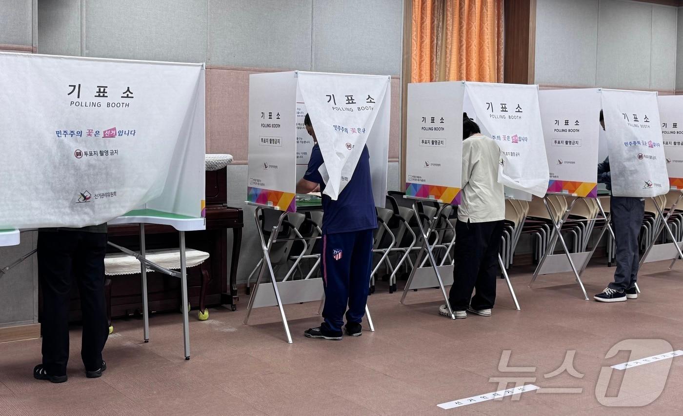 본문 이미지 - 6·3 지방선거 사전투표일인 29일 오전 울산 북구 농소농협 하나로마트 문화센터에 마련된 사전투표소에서 유권자들이 투표를 하고 있다, 2026.5.29 ⓒ 뉴스1 김세은 기자