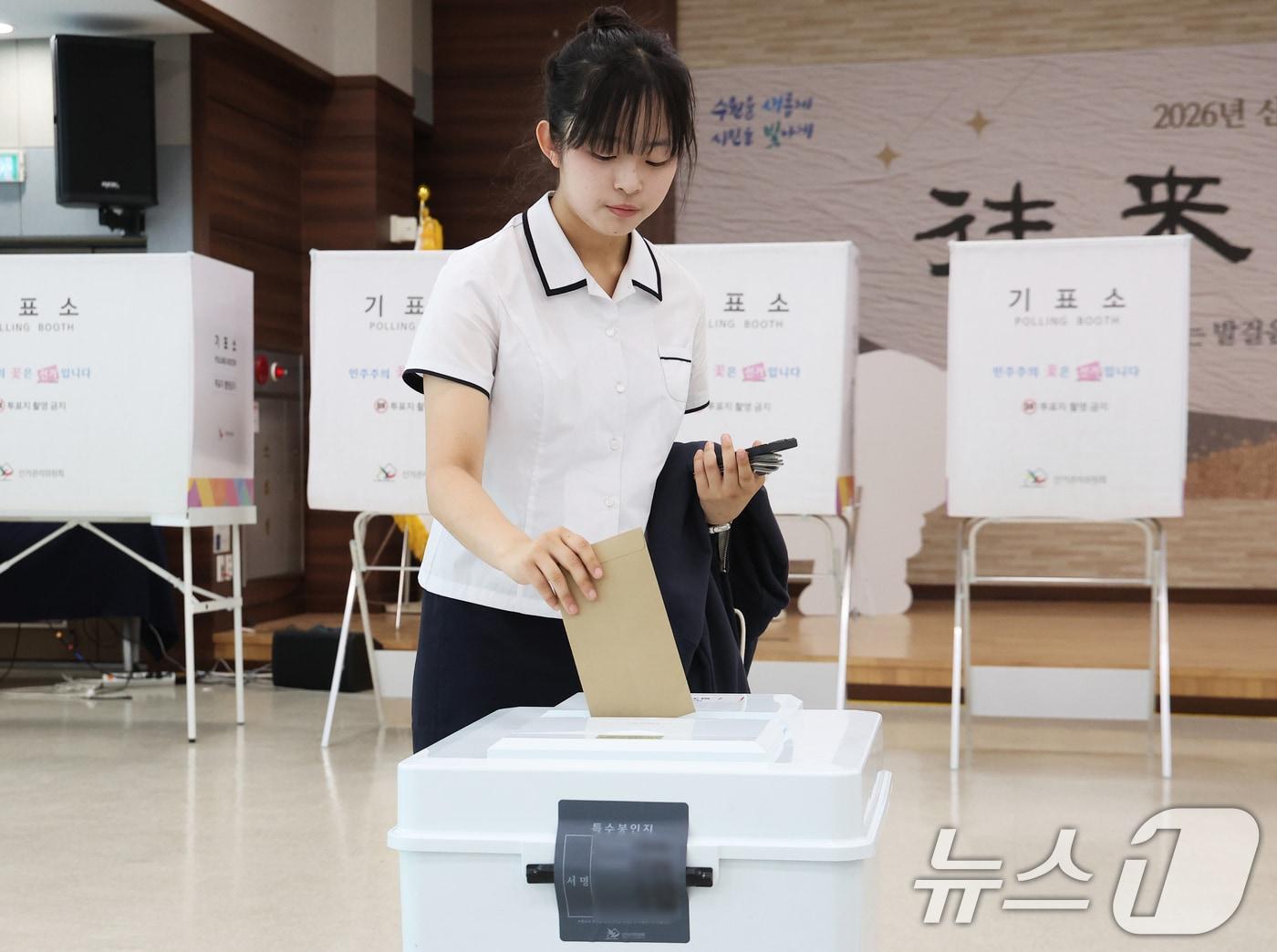 본문 이미지 - 6·3지방선거와 국회의원 재·보궐선거 사전투표 첫날인 29일 경기 수원시 장안구 연무동 행정복지센터에 마련된 사전투표소에서 삼일공업고등학교 3학년 학생들이 사전투표를 하고 있다. (공동취재) 2026.5.29 ⓒ 뉴스1 김영운 기자