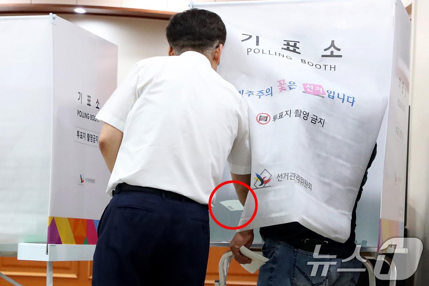 본문 이미지 - 제9회 전국동시지방선거 사전투표 첫날인 29일 오전 8시30분쯤 대구 수성구 고산2동 행정복지센터에 마련된 사전투표소 기표소. 2026.5.29 ⓒ 뉴스1 공정식 기자