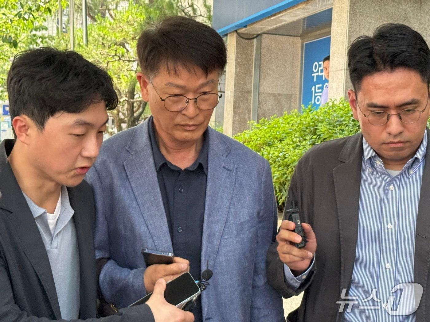 본문 이미지 - 이영팔 전 소방청 차장이 내란중요임무종사 혐의 피의자 신분으로 경기 과천 2차 종합특검(특별검사 권창영)팀 사무실로 출석하고 있다. 2026.5.29./ⓒ뉴스1 송송이 기자