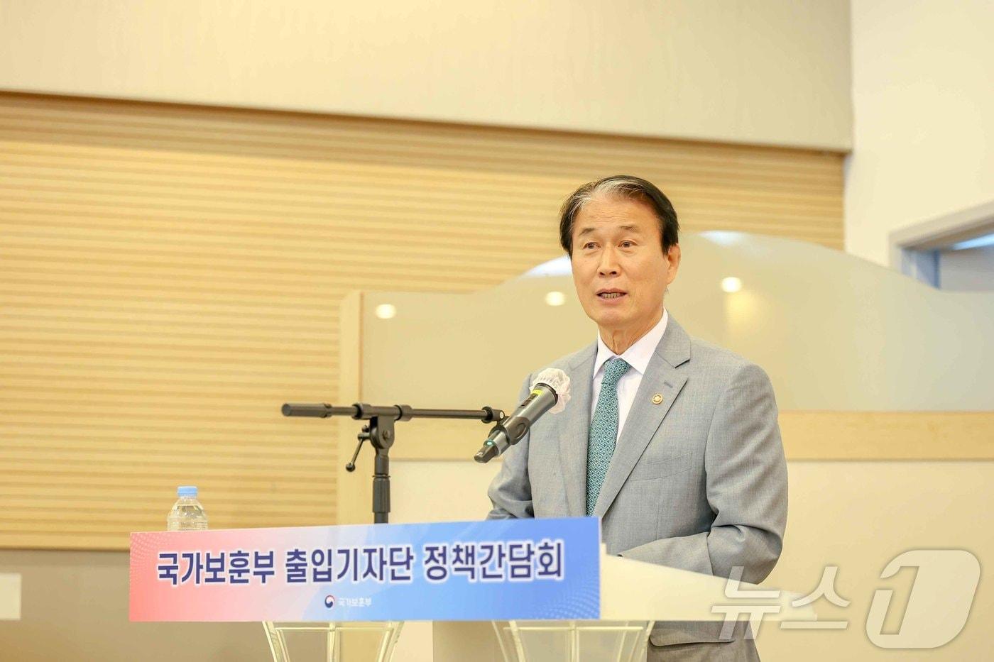 본문 이미지 - 권오을 국가보훈부 장관이 29일 오전 서울 용산구 국방컨벤션센터에서 열린 국가보훈부 출입기자단 정책간담회에서 모두발언을 하고 있다. (국가보훈부 제공. 재판매 및 DB 금지) 2026.5.29 ⓒ 뉴스1