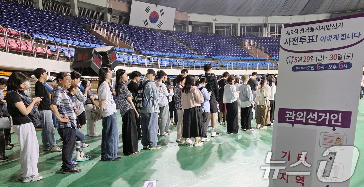 본문 이미지 - 제9회 전국동시지방선거 사전투표 첫날인 29일 전북 전주시 전주실내체육관에 마련된 사전투표소를 찾은 유권자들이 투표를 하기 위해 차례를 기다리고 있다. 2026.5.29 ⓒ 뉴스1 유경석 기자