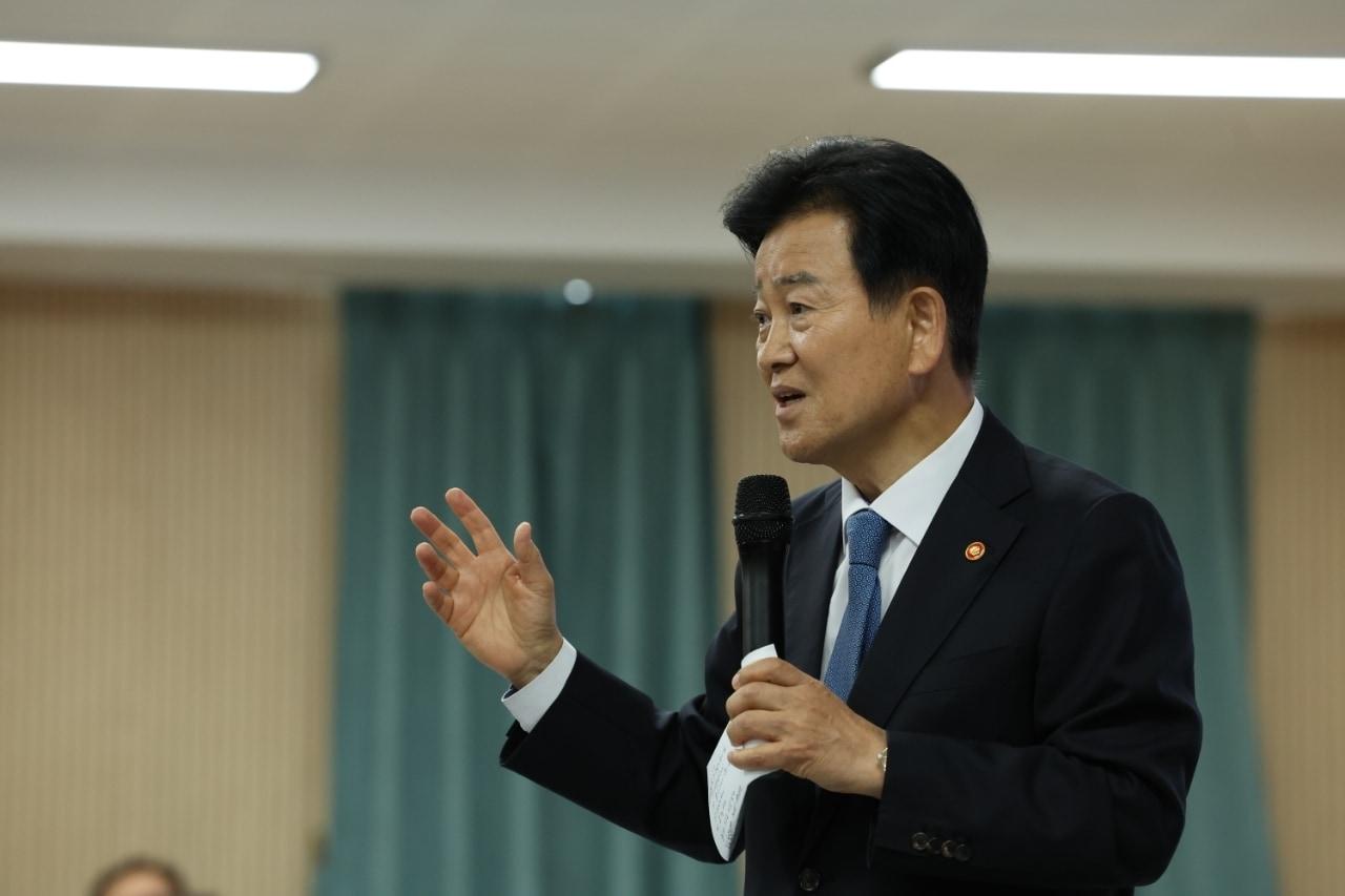 본문 이미지 - 정동영 장관은 29일 '제14회 평화통일교육주간'을 맞아 모교인 전주고등학교를 방문해 일일 평화통일교사로 미래세대와 소통했다 (통일부 제공)