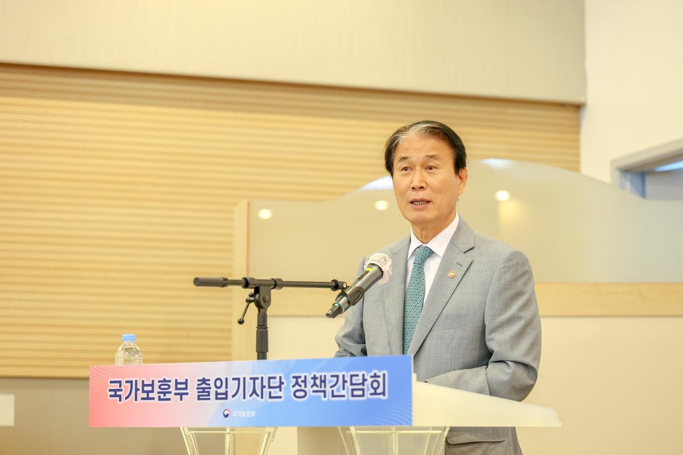 본문 이미지 - 권오을 국가보훈부 장관이 29일 오전 서울 용산구 국방컨벤션센터에서 열린 국가보훈부 출입기자단 정책간담회에 참석해 모두 발언을하고 있다.(국가보훈부 제공)