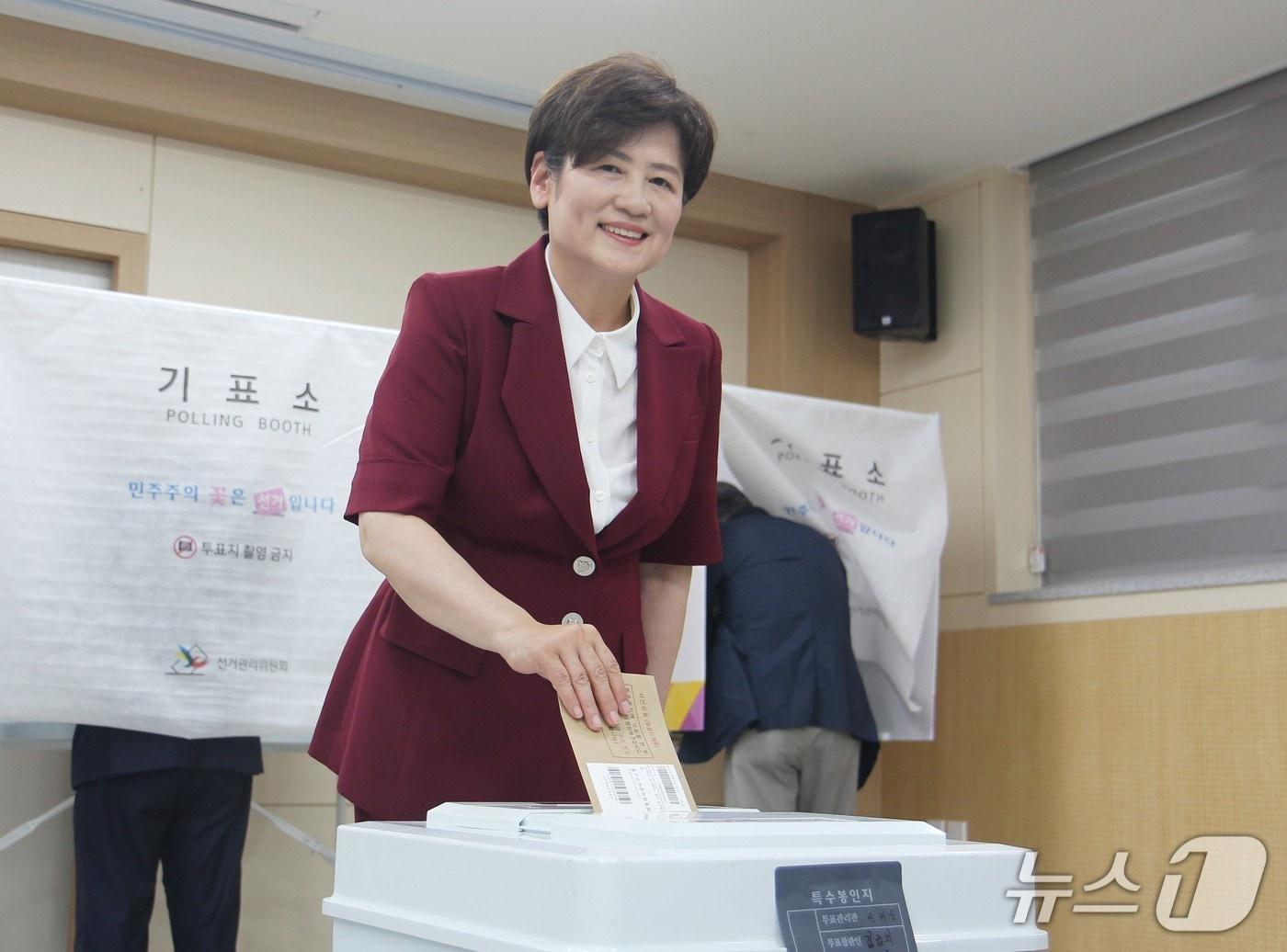 본문 이미지 - 강은희 대구교육감 후보가 29일 대구 서구 원대동행정복지센터에 마련된 사전투표소에서 투표를 하고 있다. (강은희 후보 캠프 제공. 재판매 및 DB 금지) 2026.5.29/뉴스1