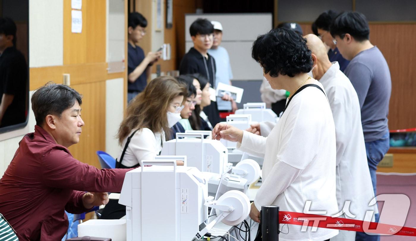 본문 이미지 - 제9회 전국동시지방선거 사전투표 첫날인 29일 전북 전주시 전북특별자치도청에 마련된 사전투표소를 찾은 유권자들이 사전투표를 하고 있다. ⓒ 뉴스1 유경석 기자
