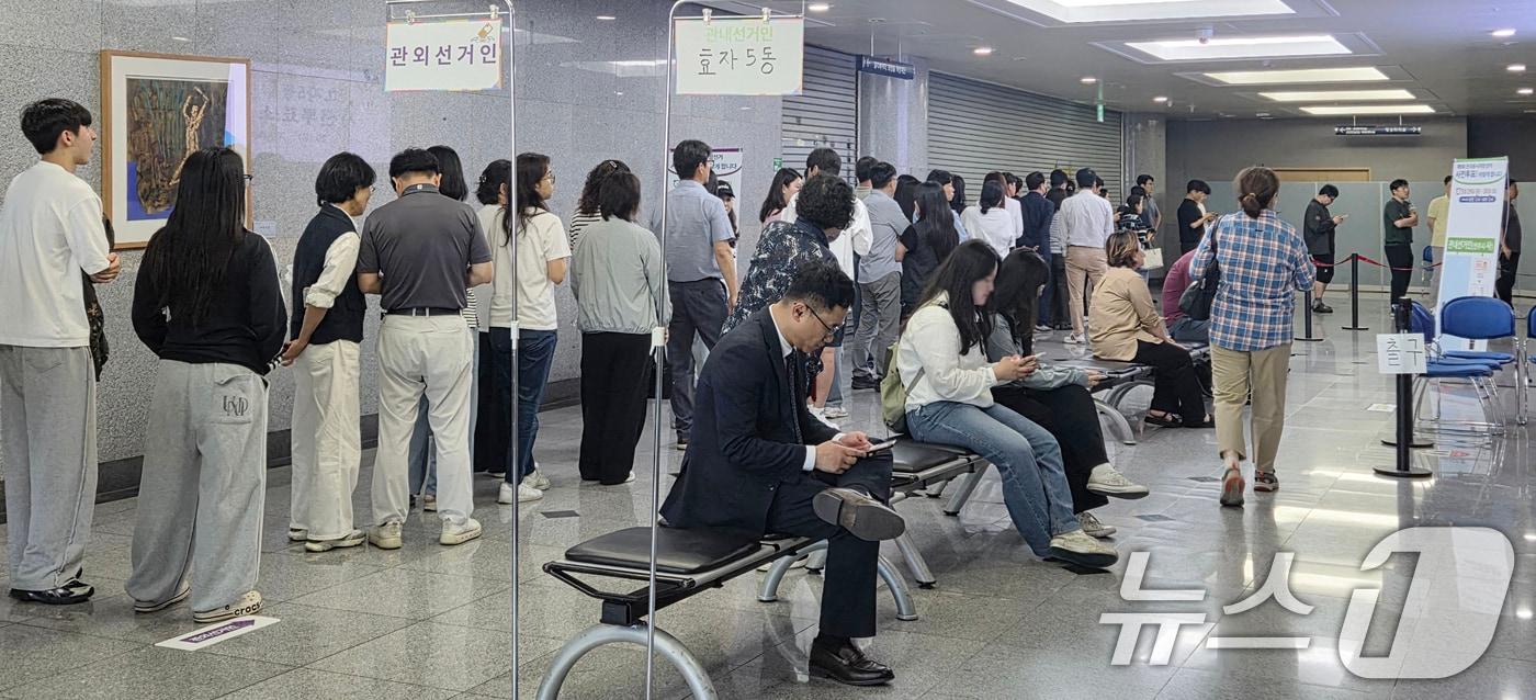 본문 이미지 - 제9회 전국동시지방선거 사전투표 첫날인 29일 전북 전주시 전북특별자치도청에 마련된 사전투표소를 찾은 유권자들이 투표를 하기 위해 차례를 기다리고 있다. 2026.5.29 ⓒ 뉴스1 유경석 기자