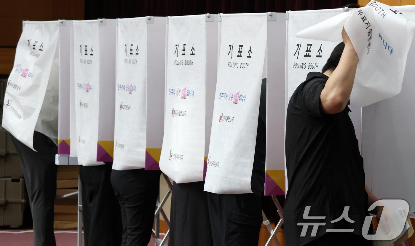본문 이미지 - 제9회 전국동시지방선거 사전투표 첫날인 29일 전북 전주시 전북특별자치도청에 마련된 사전투표소를 찾은 유권자들이 사전투표를 하고 있다. 2026.5.29 ⓒ 뉴스1 유경석 기자