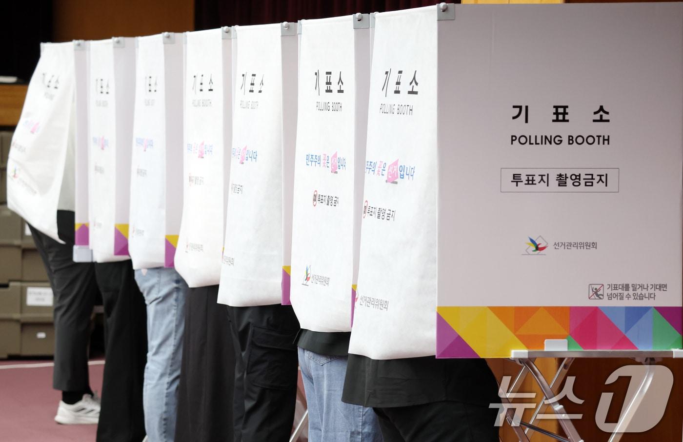 본문 이미지 - 제9회 전국동시지방선거 사전투표 첫날인 29일 전북 전주시 전북특별자치도청에 마련된 사전투표소를 찾은 유권자들이 사전투표를 하고 있다. 2026.5.29 ⓒ 뉴스1 유경석 기자