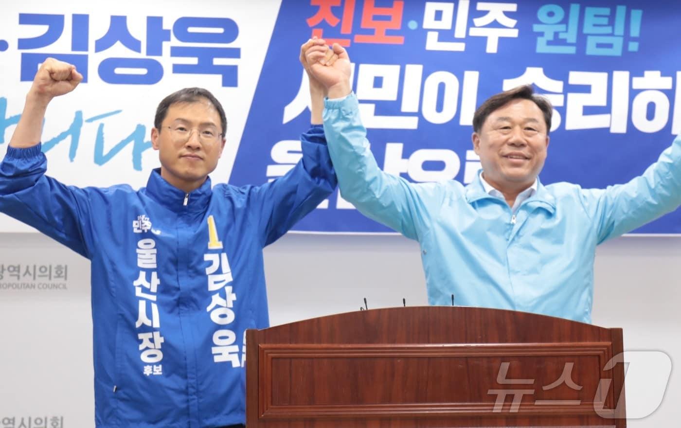 본문 이미지 - 김상욱 더불어민주당 울산시장 후보(왼쪽)가 29일 울산시의회 프레스센터에서 기자회견을 열고 김종훈 진보당 전 울산시장 후보(오른쪽)을 선대위원장에 영입하며 사진을 찍고 있다. 2026.05.29.ⓒ 뉴스1 김세은 기자