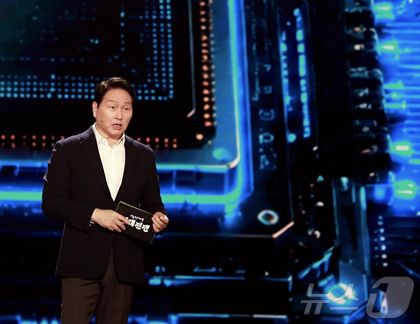 본문 이미지 - 최태원 SK그룹 회장 겸 대한상공회의소 회장이 지난 28일 KBS '다큐 인사이트 – 인재전쟁2 : 최태원의 대답'에서 특별 강연을 하고 있다. (SK 수펙스추구협의회 제공. 재판매 및 DB 금지) 2026.5.29 ⓒ 뉴스1