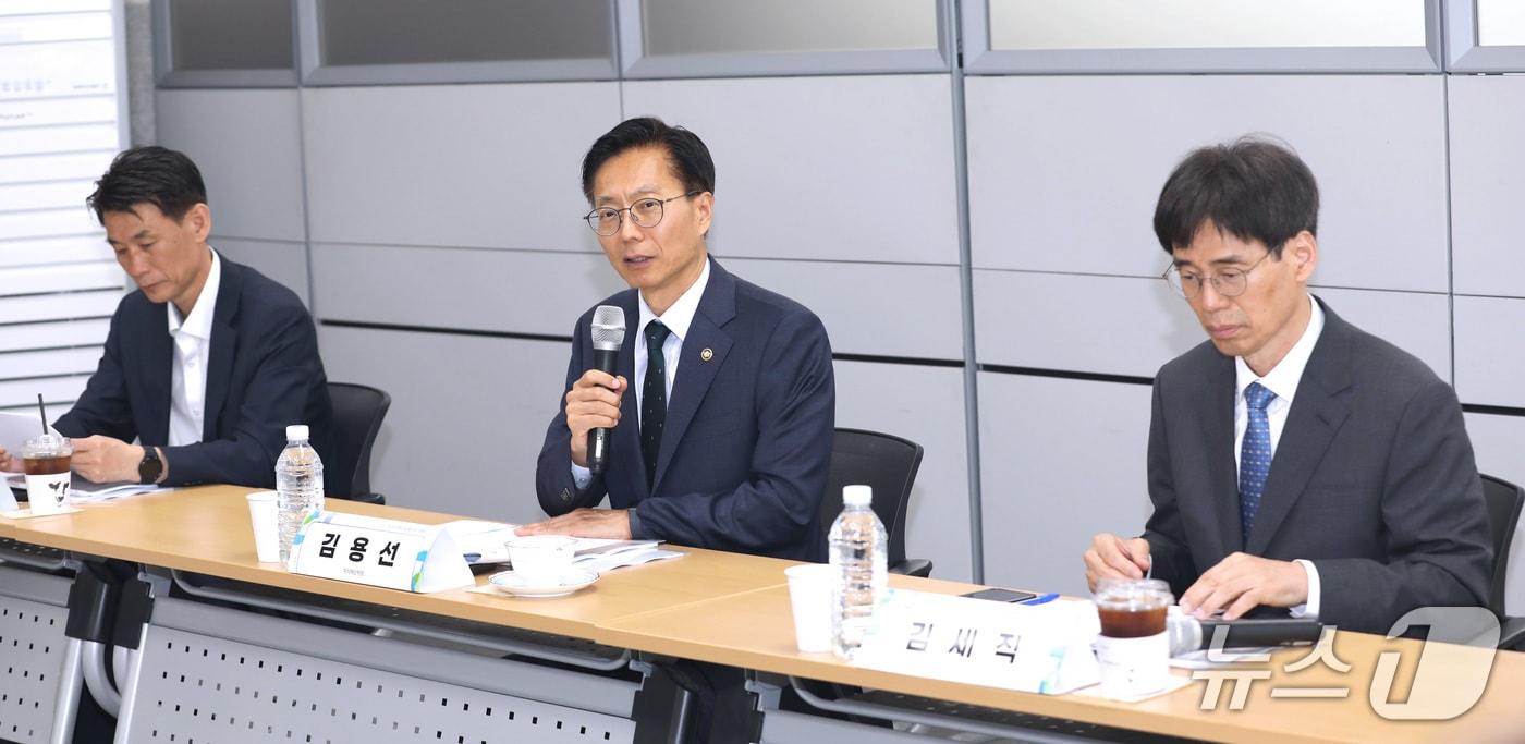 본문 이미지 - 김용선 지식재산처장(왼쪽 두번째)이 '2026년 부정경쟁방지법 제도개선위원회 제2차 회의'에서 인사말을 하고 있다.(지식재산처 제공.재판매 및 DB금지)/뉴스1