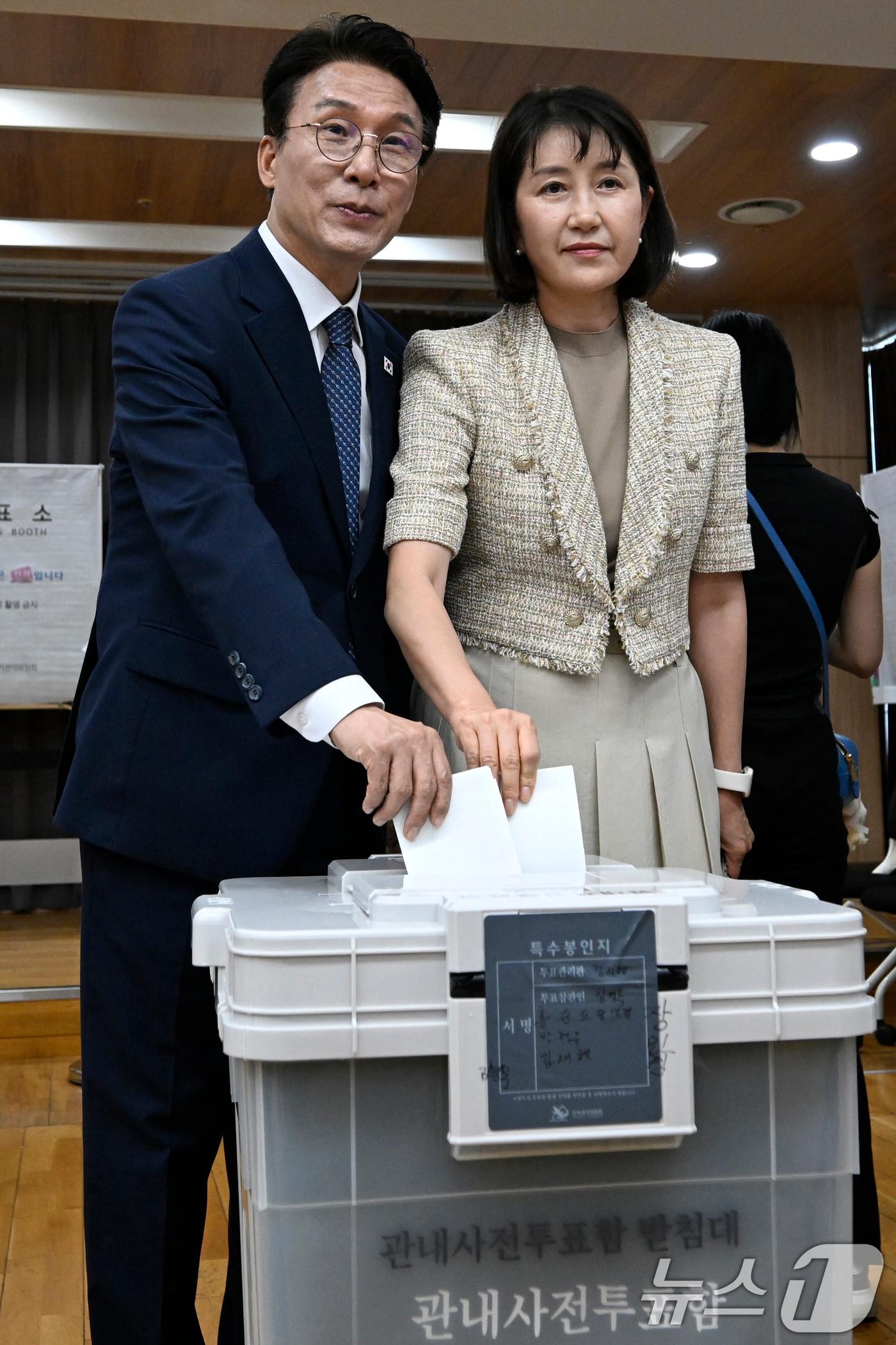 본문 이미지 - 김민석 국무총리와 부인 이태린 여사가 제9회 전국동시지방선거 사전투표 첫날인 29일 서울 영등포구 여의동주민센터에 마련된 사전투표소에서 투표를 하고 있다. (공동취재) 2026.5.29 ⓒ 뉴스1 이호윤 기자