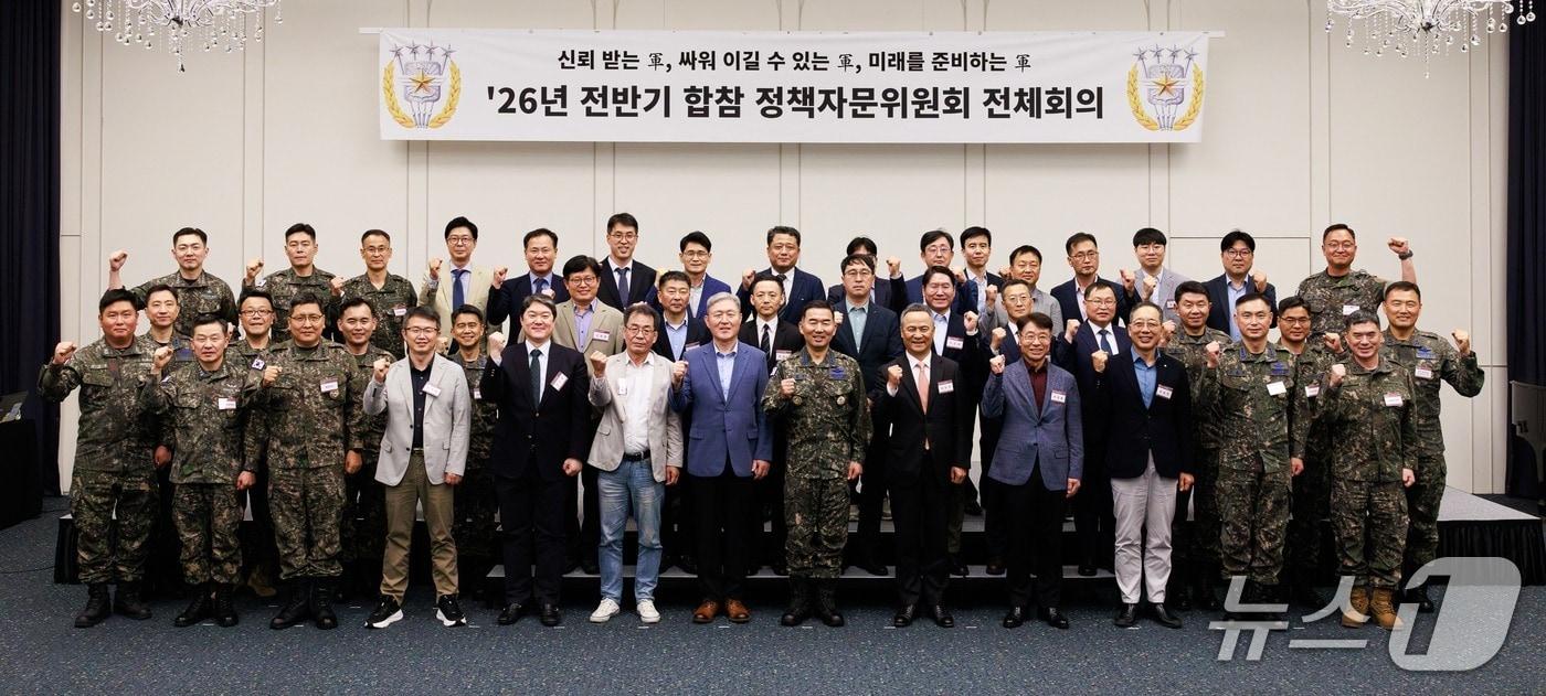 본문 이미지 - 29일 진영승(앞줄 오른쪽에서 6번째) 합참의장과 정책자문위원들이 2026년 전반기 합참 정책자문위원회 전체회의에서 기념촬영을 하고 있다. (합참 제공)