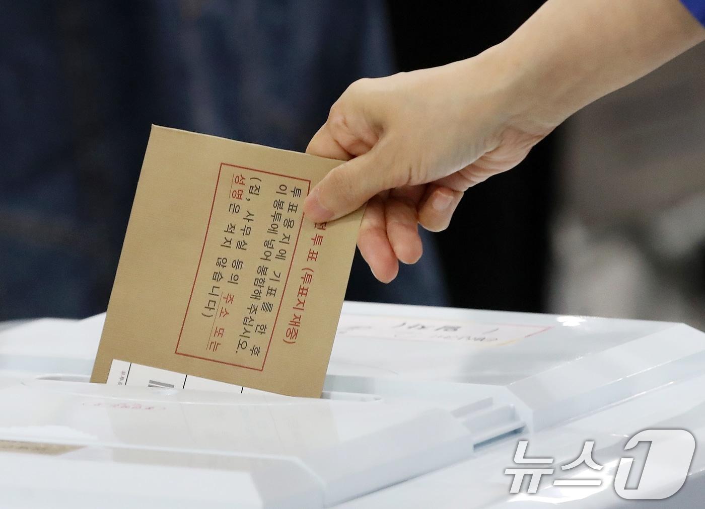 본문 이미지 - 6·3 지방선거 및 국회의원 재보궐선거 사전투표 첫날인 29일 부산 연제구 연제구청에 마련된 사전투표소에서 유권자가 소중한 한 표를 행사하고 있다. 2026.5.29 ⓒ 뉴스1 윤일지 기자