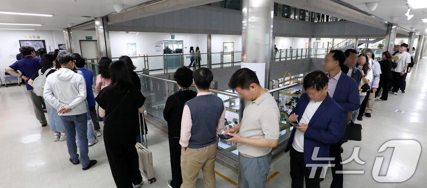 본문 이미지 - 6·3 지방선거 및 국회의원 재보궐선거 사전투표 첫날인 29일 부산 연제구 연제구청에 마련된 사전투표소에서 유권자들이 투표하기 위해 줄을 서 있다. 2026.5.29 ⓒ 뉴스1 윤일지 기자