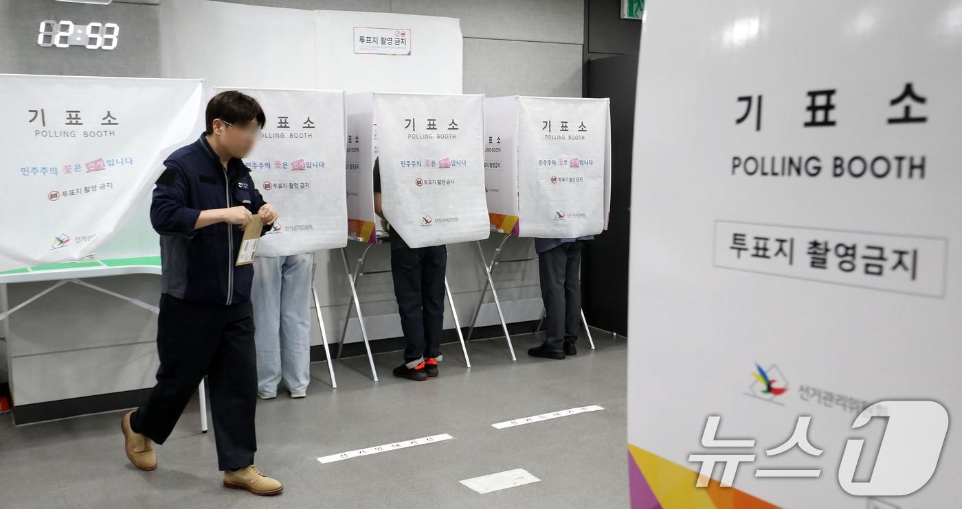 본문 이미지 - 6·3 지방선거 및 국회의원 재보궐선거 사전투표 첫날인 29일 부산 연제구 연제구청에 마련된 사전투표소에서 유권자들이 소중한 한 표를 행사하고 있다. 2026.5.29 ⓒ 뉴스1 윤일지 기자