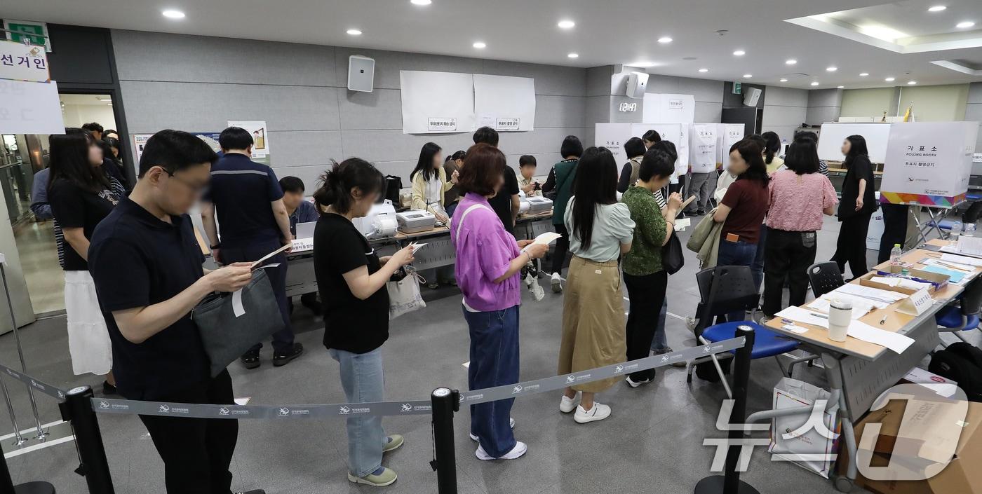 본문 이미지 - 6·3 지방선거 및 국회의원 재보궐선거 사전투표 첫날인 29일 부산 연제구 연제구청에 마련된 사전투표소에서 유권자들이 투표하기 위해 줄을 서 있다. 2026.5.29 ⓒ 뉴스1 윤일지 기자