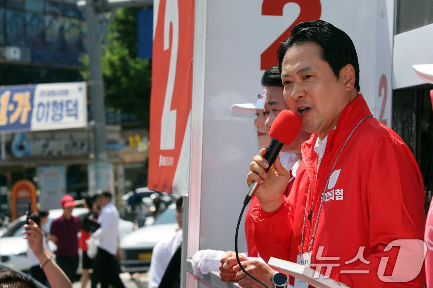 본문 이미지 - 장동혁 국민의힘 대표가 29일 오후 경기 광명시 광명사거리역 앞에서 유권자들에게 지지를 호소하고 있다. 2026.5.29 ⓒ 뉴스1 황기선 기자