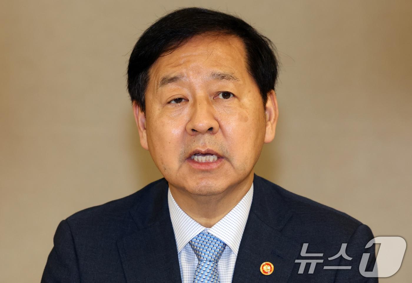 본문 이미지 - 구윤철 경제부총리 겸 재정경제부 장관이 29일 서울 종로구 세종대로 정부서울청사에서 열린 부동산·주택공급촉진 관계 장관회의에서 모두 발언을 하고 있다. 2026.5.29 ⓒ 뉴스1 김명섭 기자