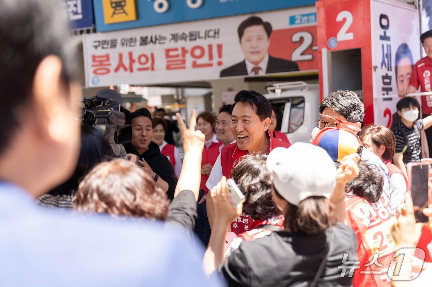 본문 이미지 - 오세훈 국민의힘 서울시장 후보가 사전투표 첫째날인 29일 도봉구 를 찾아 유세를 하고 있다.