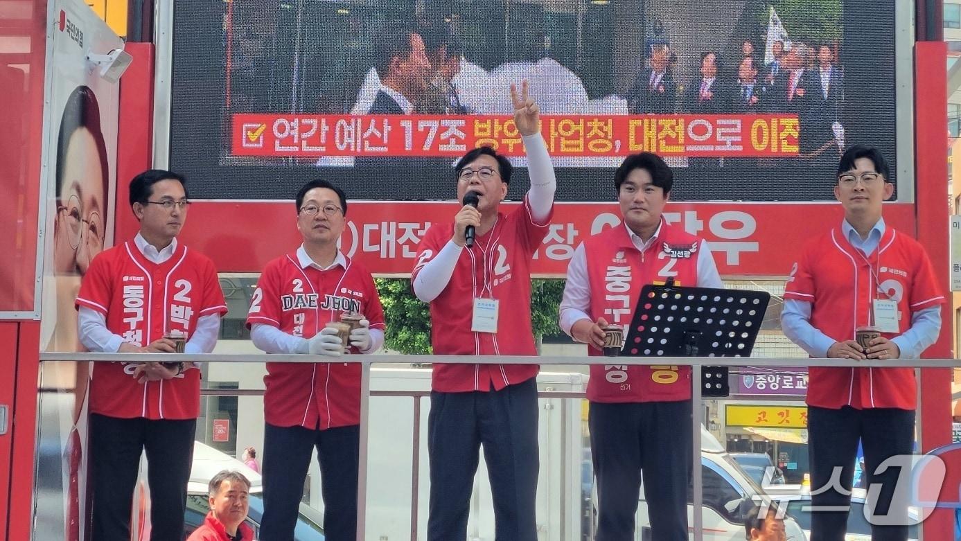 본문 이미지 - 국민의힘 송언석 공동선대위원장이 29일 오후 대전 중구 으능정이에서 이장우 시장 후보 지원 유세를 펼치고 있다. (박종명 기자) / 뉴스1